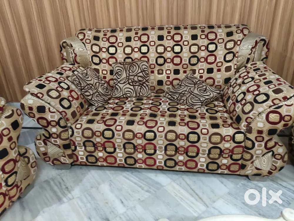 sofa set  in gud condition and solid quality