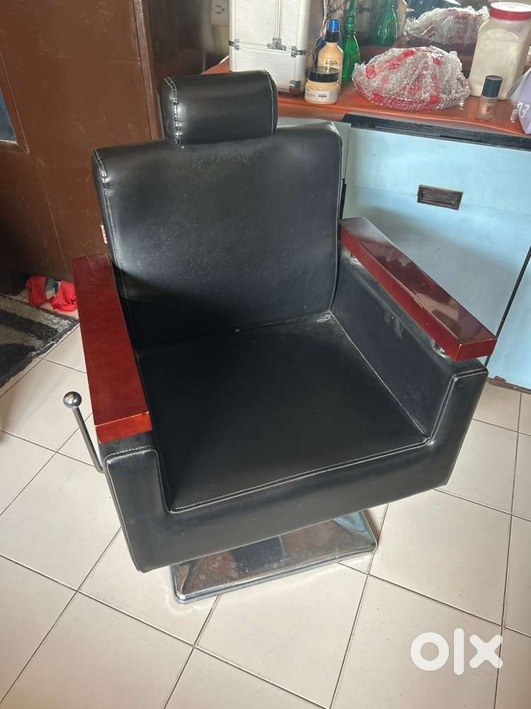Salon chair