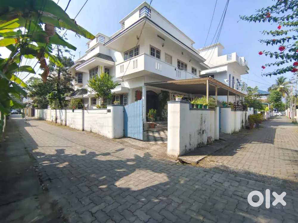 2bhk semi furnished house for rent at Thevara Ferry