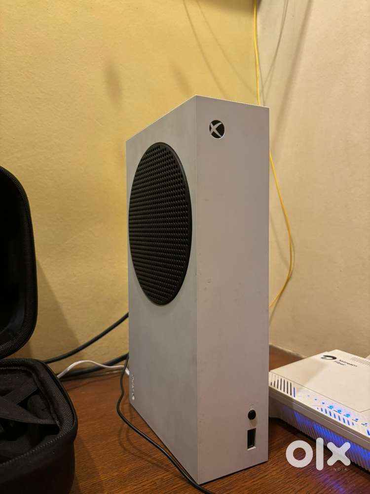 XBOX SERIES S 512GB with 2 controllers and carrying case