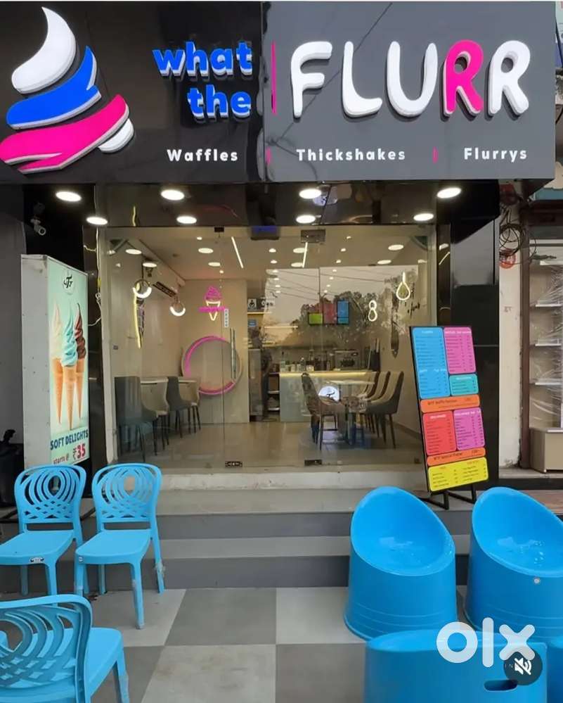 फास्ट फूड कैफे में  फास्ट फूड बननेके लिए लड़के की आवश्यकता