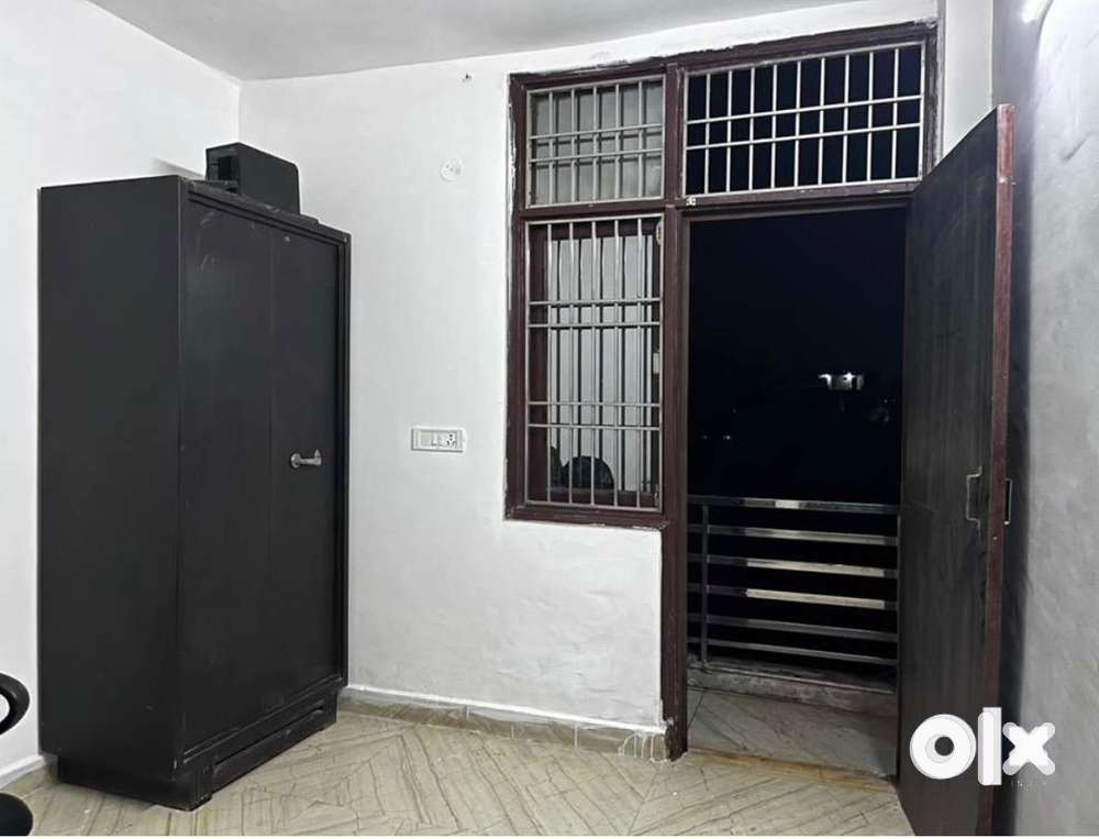 Independent 1 RK floor on rent in Rohini, Sec - 4
