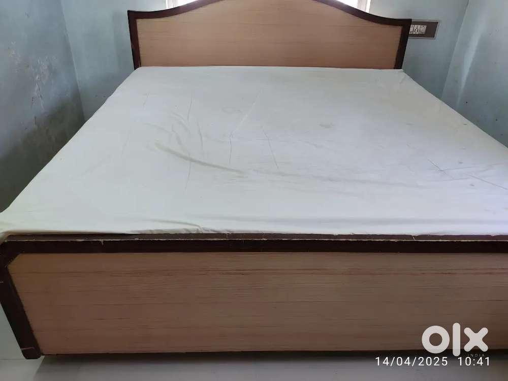 King size box bed 6 x 6 in very good condition 100% plywood only bed