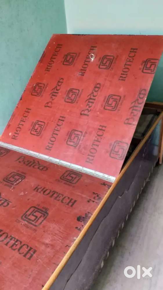 Very good condition diwan with storage box