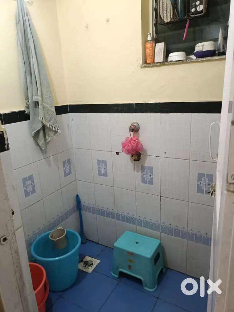 Looking for female flatmate in goregaon east , nearby railway station