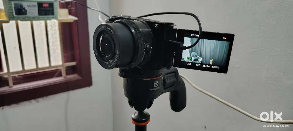 (SONY ZV-E-10 CAMERA) gaming chair.Not scratch,New CAMERA.1 month used