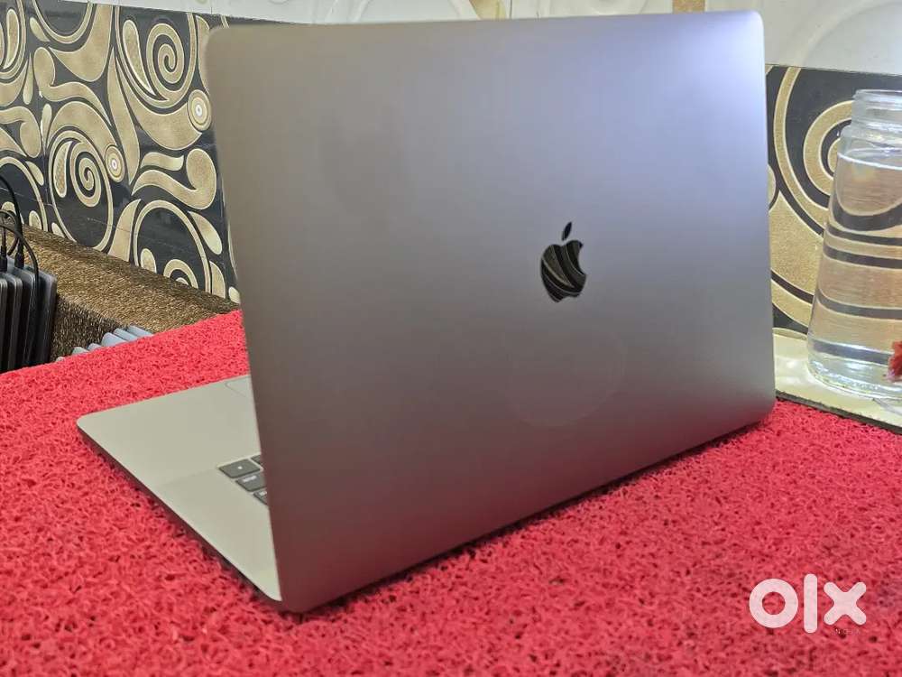 Apple Macbook Pro i9/32gb/2TB/5.5GB Graphics 15inch Retina Touchbar