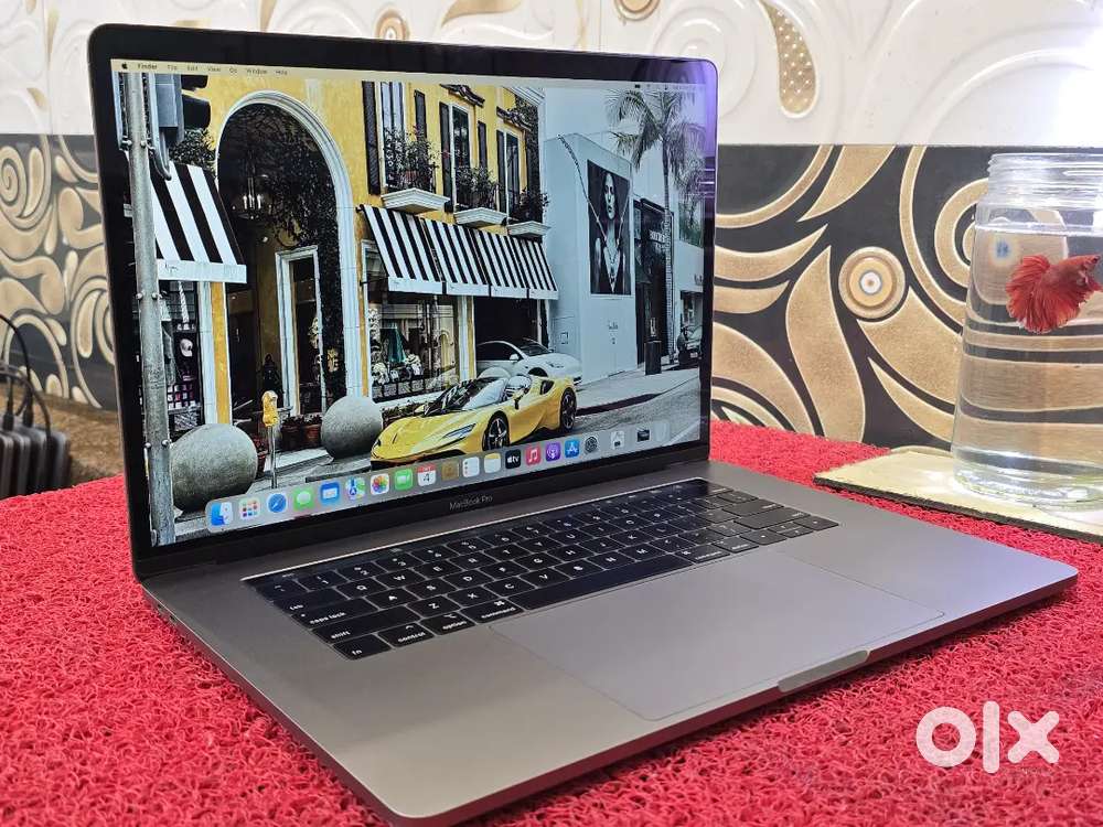 Apple Macbook Pro i9 16gb 512gb 5.5gb GRAPHICS 15inch Retina Touchbar