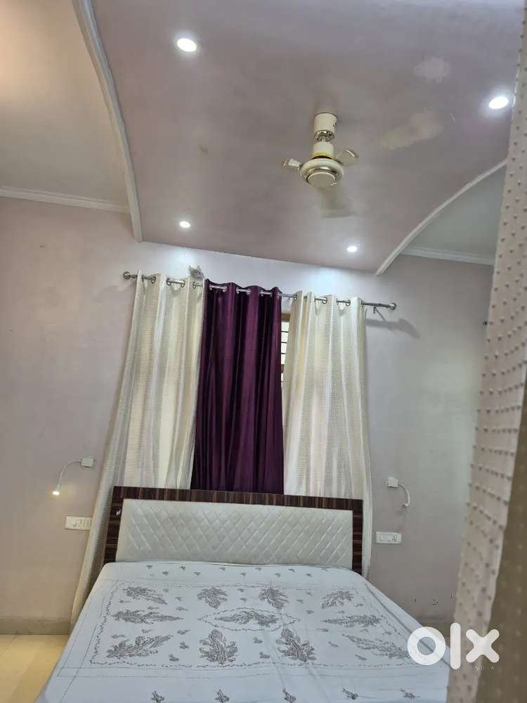 ISBT के बिल्कुल पास में, तथा वोलमेड अस्पताल निकटतम है