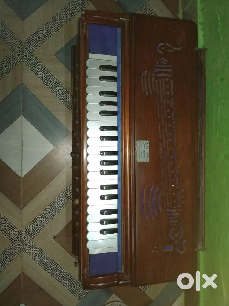 Sell a antique 11 scale 3 lines scale changer harmonium