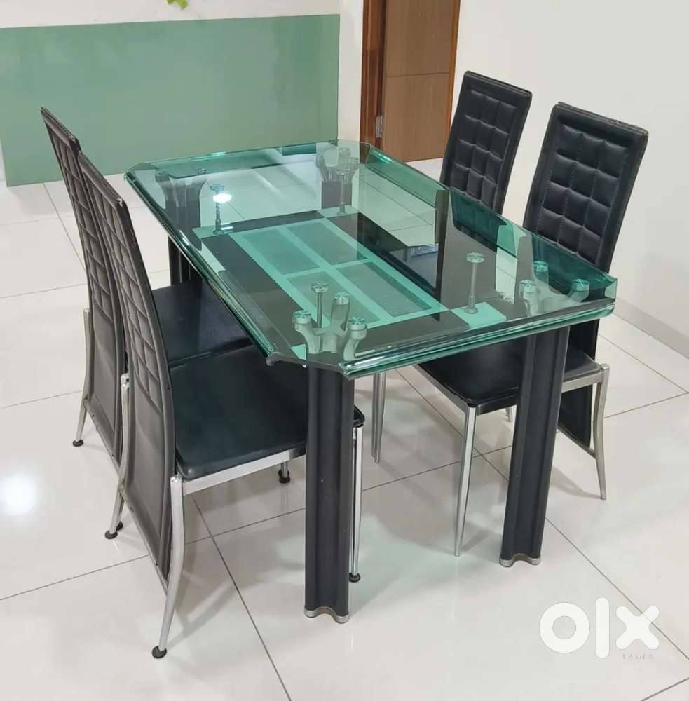 4-seater Glass dining table with chairs