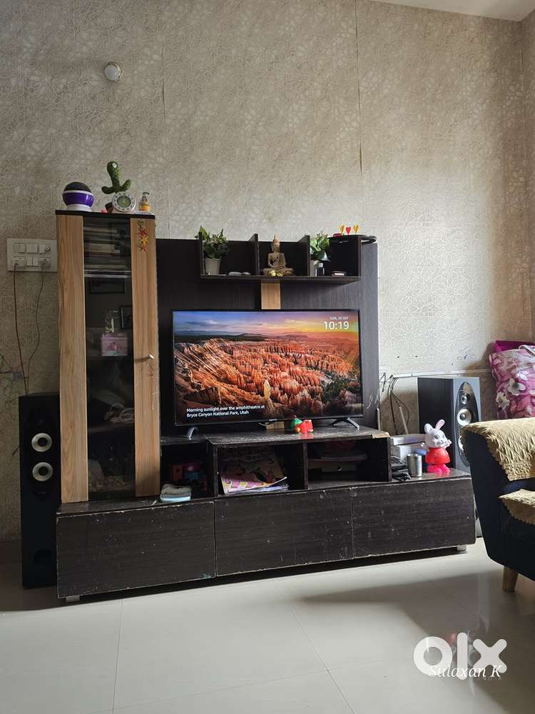 5 year old good condition TV unit