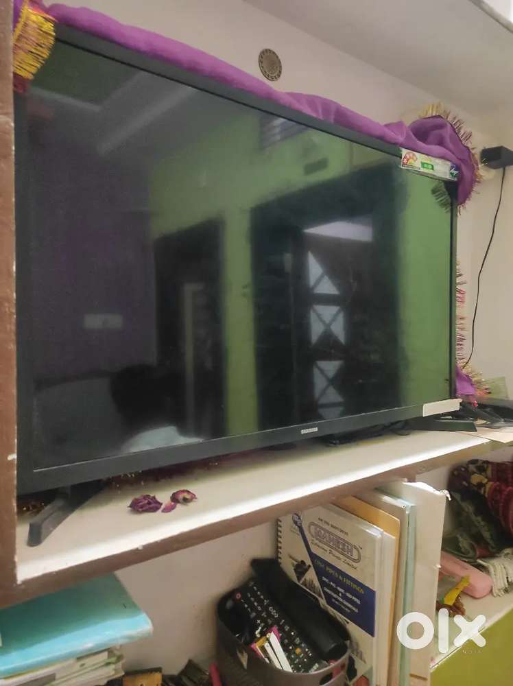 Samsung TV 34 inches