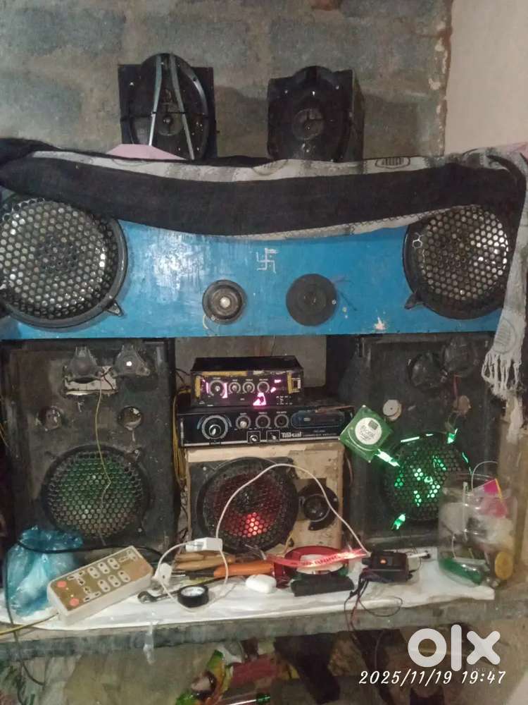 Audio speakers and subwoofers with Ampliplayer