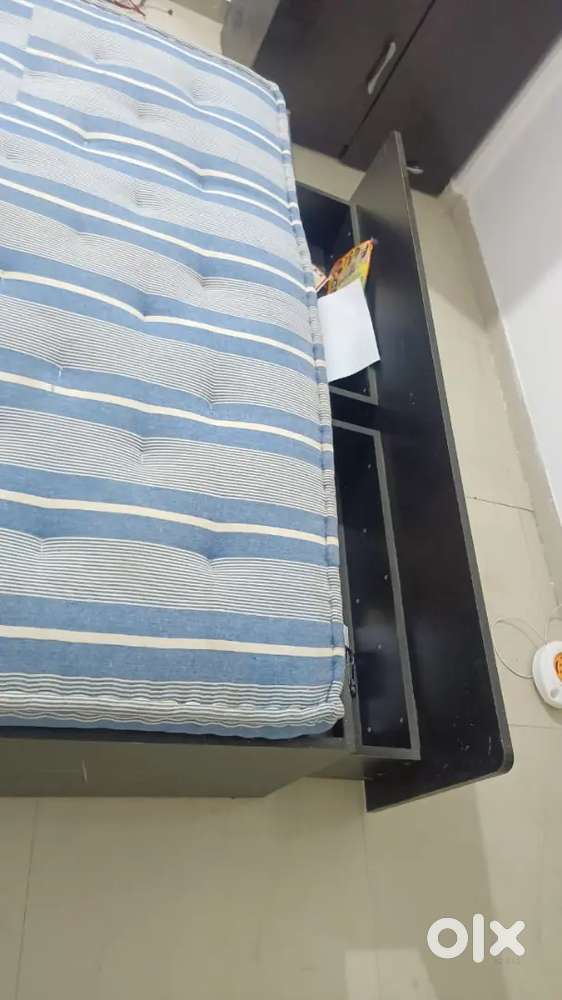 6x6 Bed and 6.5x3 Almira bechna hai