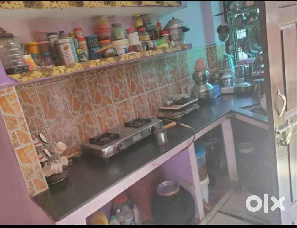 नव निर्मित दो मंजिला मकान बेचना है  Area 300 Sf