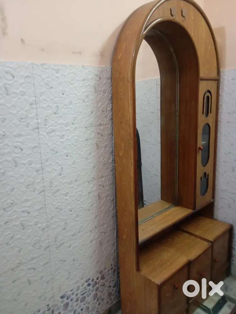 Dressing table size 6 by 6 '  mirror with drawers very good condition