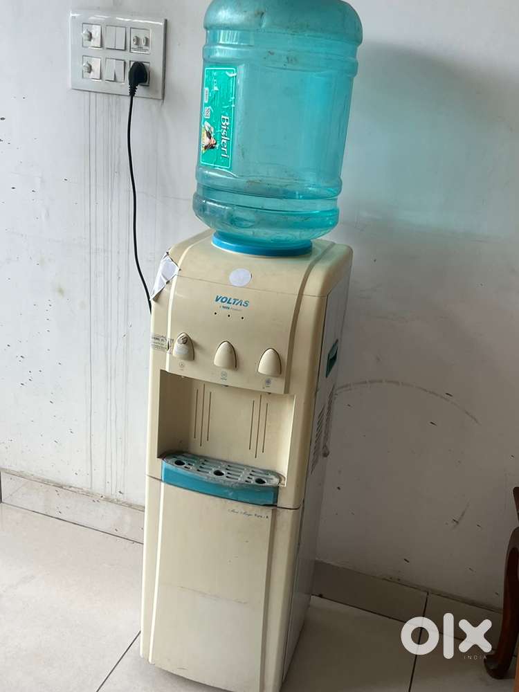 Water dispenser and fridge