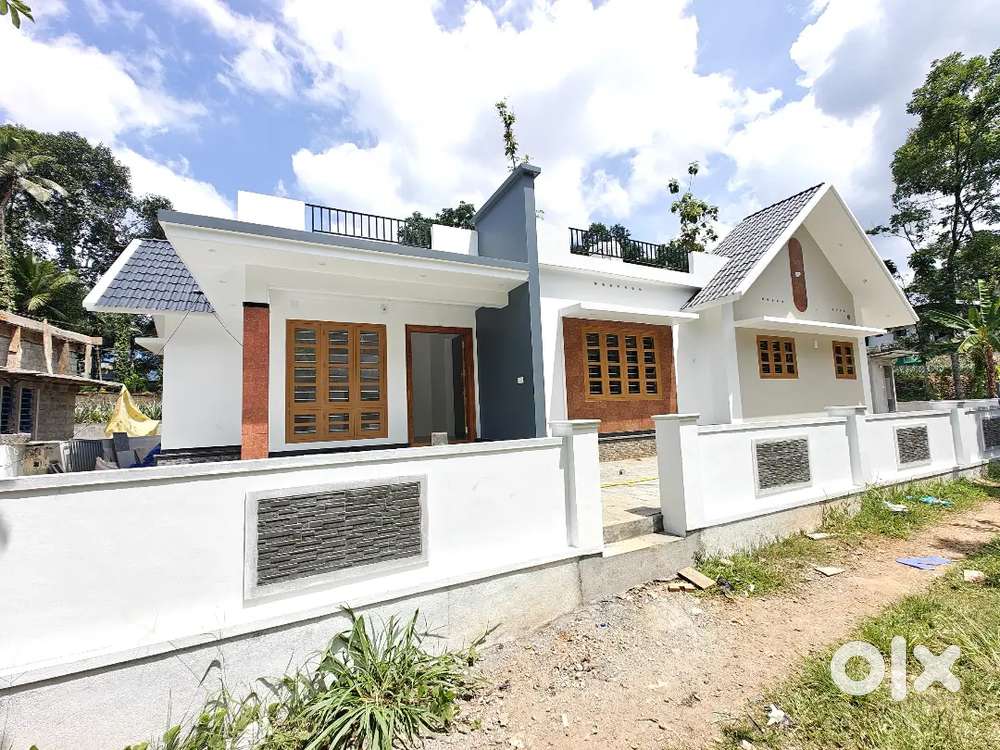 തൊടുപുഴ മുവാറ്റുപുഴ റോഡിൽ മടക്കത്തണം അടുത്ത് 7.5സെൻ്റിൽ പുതിയ വീട്