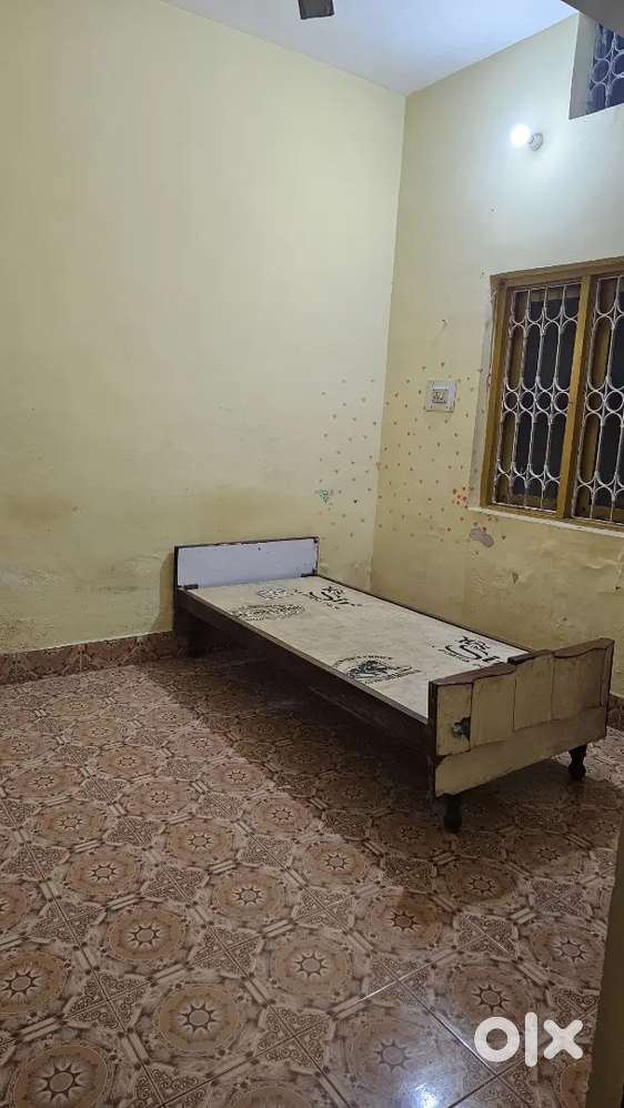 1 room Khali h 2bhk ghar h