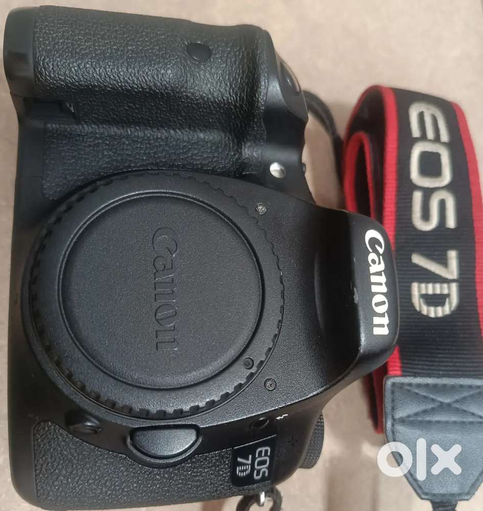 canon 7D Body  battery -2, charger, strap, new look condition. - 22000