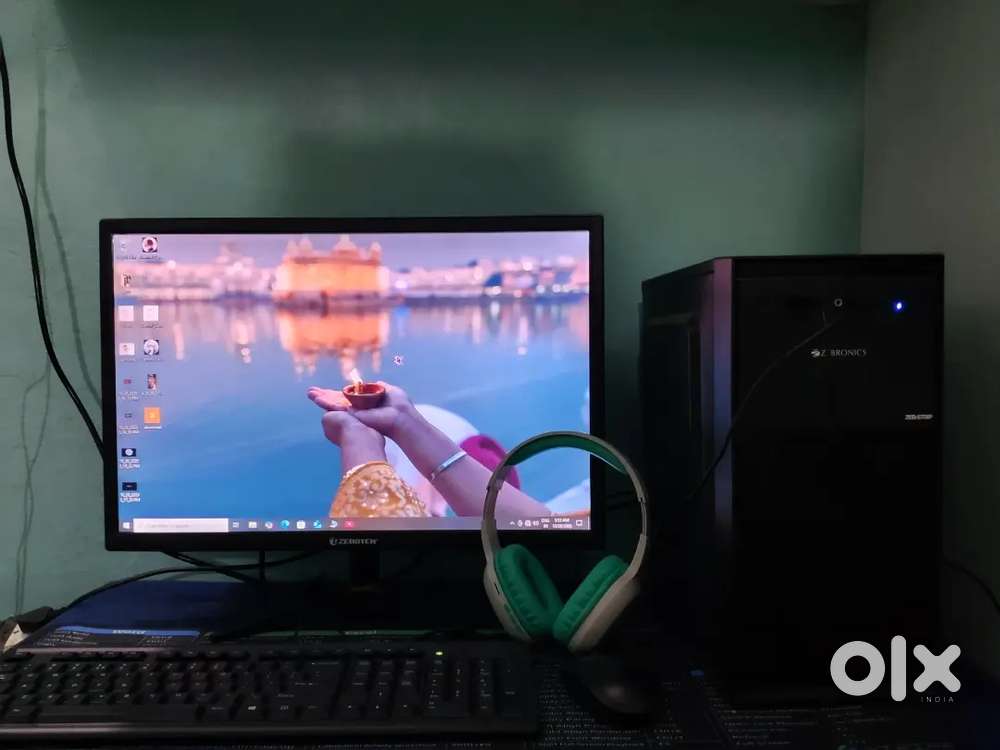 Computer setup with headphones