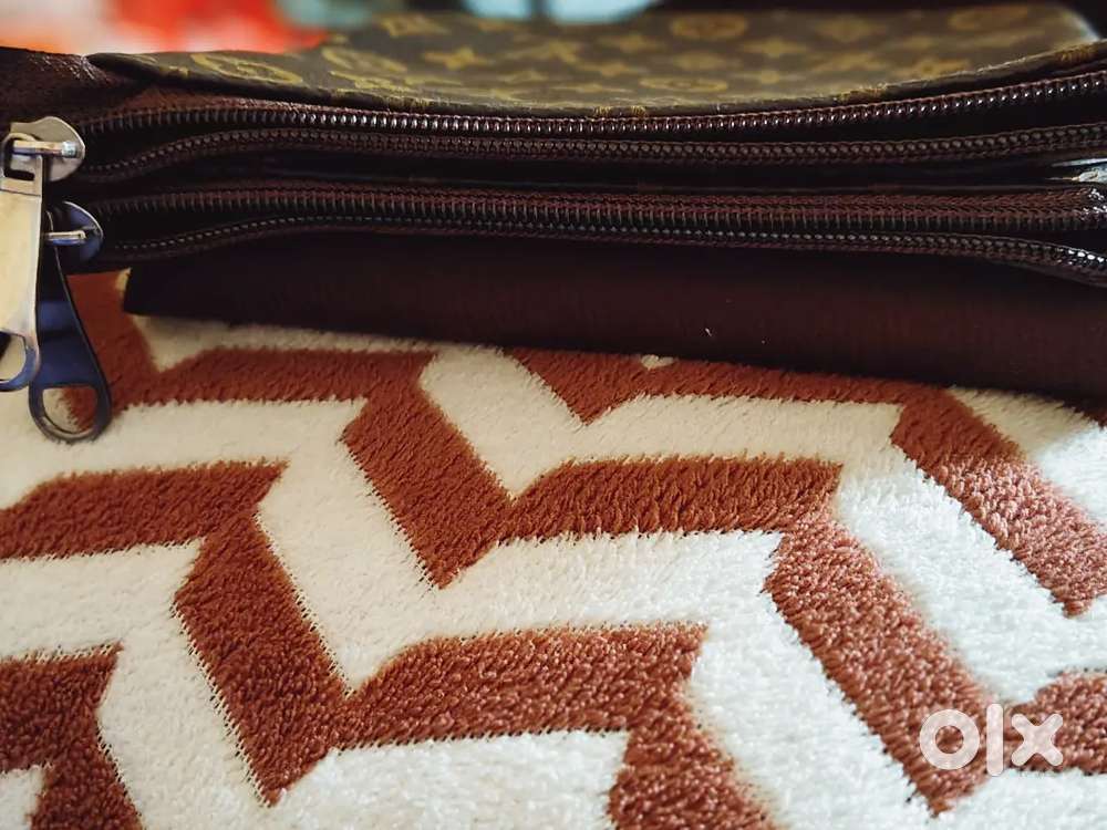 Unisex sleek side bag premium material