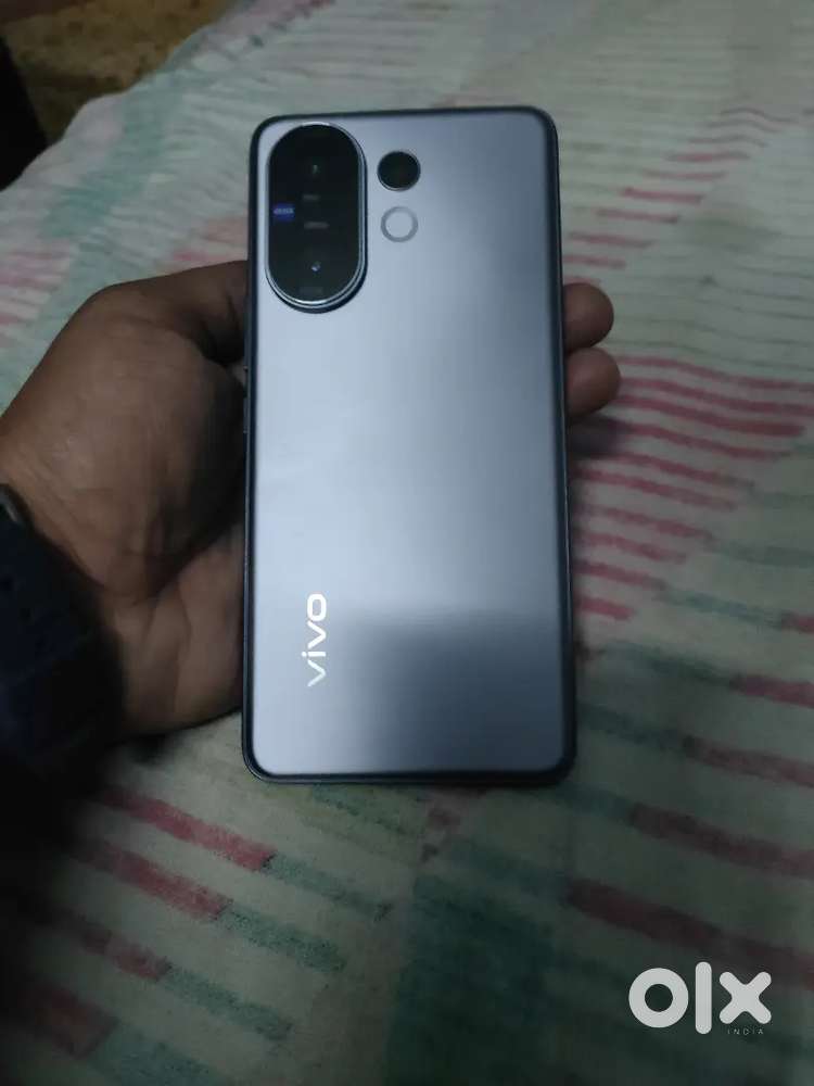Vivo V60 in brand new condition only 5 days old