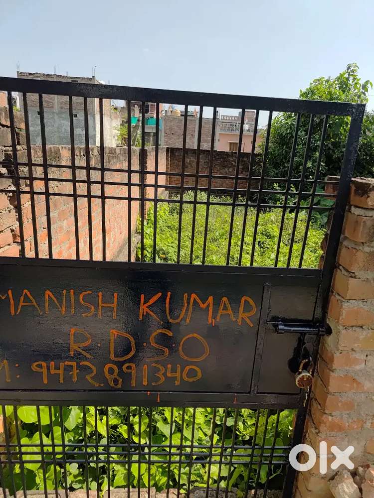 Only 2 kilometers from Krishna Nagar metro and 8 fit. Boundary kiya hi
