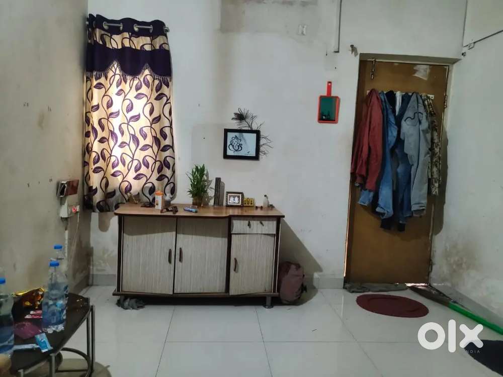 Single room with attached bathroom semi furnished in N4