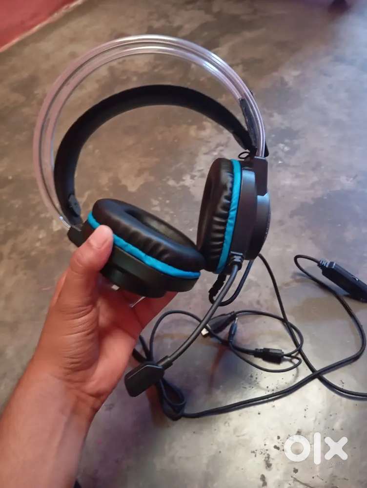 ZEBRONICS HEADPHONE With Aux lead and ligting and mic also