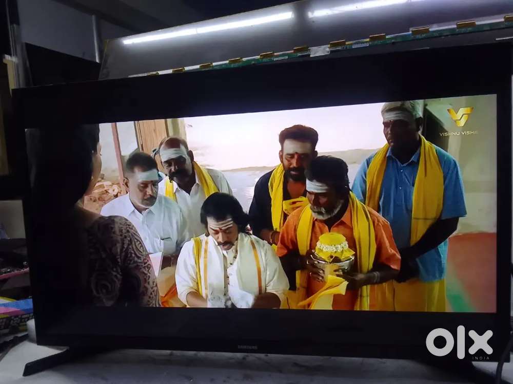 32 samsung smart TV Good condition 6500