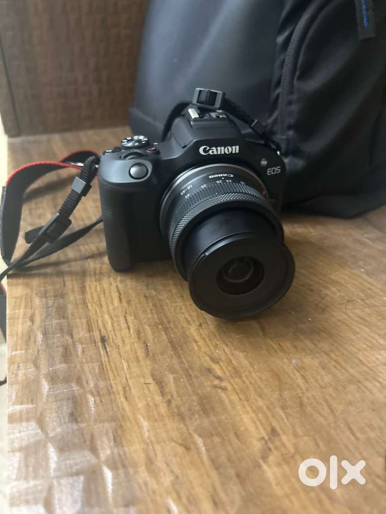 EOS R100 camera, 6 month old not used. With SD card worth 1200 rs.