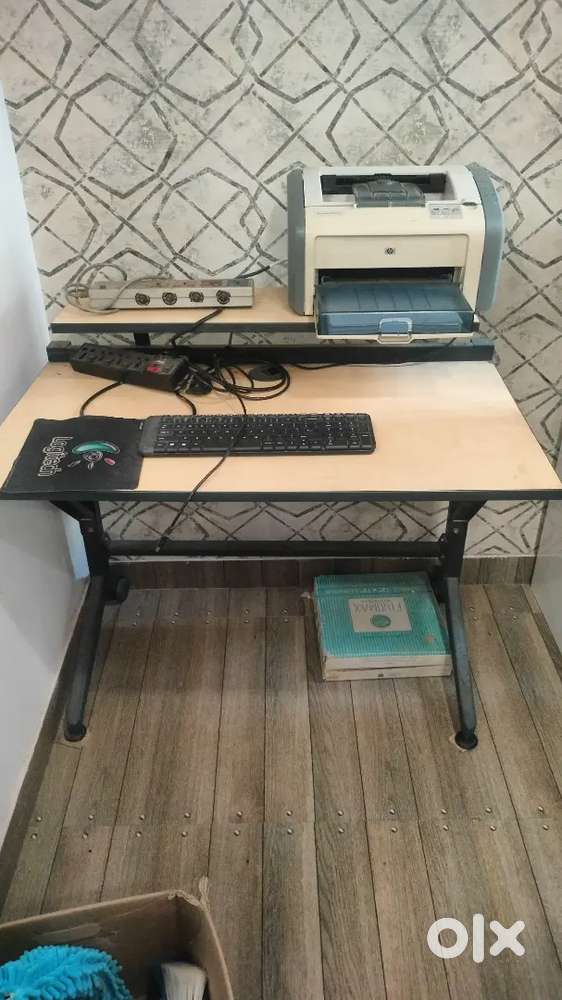 Computer table