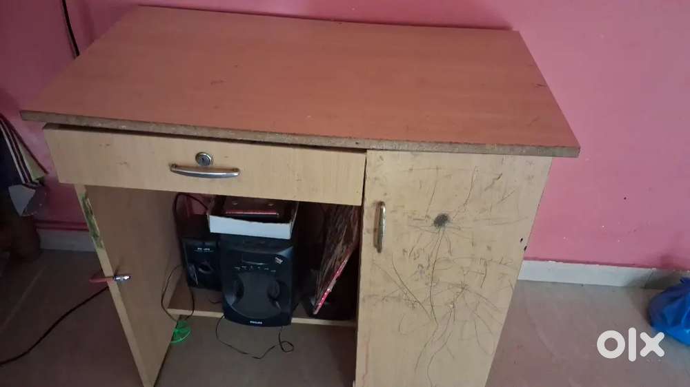 Particle bored table