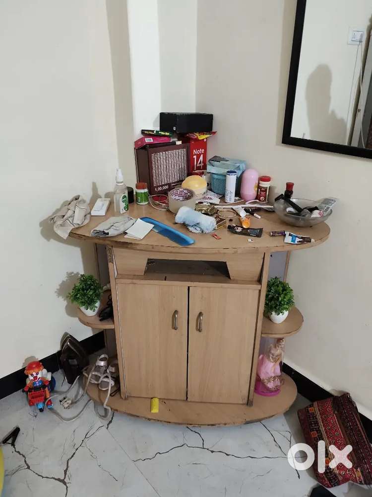 2 single bed and table