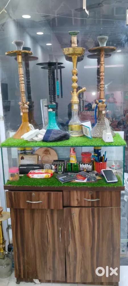 Display mirror counter with locking door