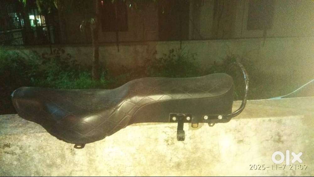 Royal Enfield Bullet Electra 350 seat