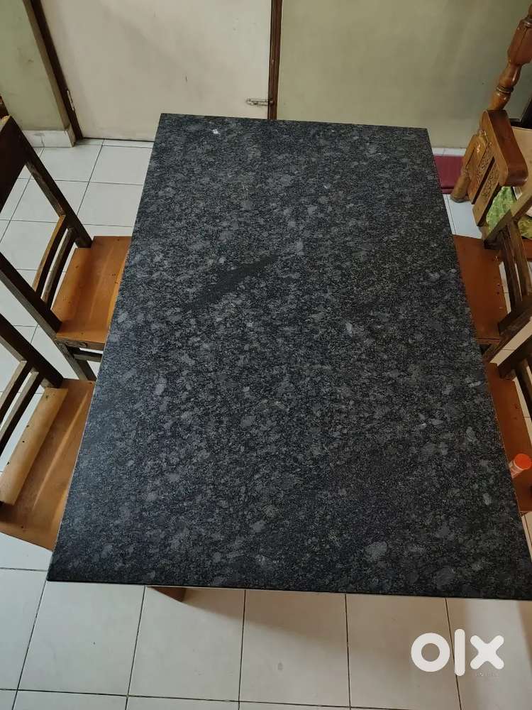 Mable Dining table and chairs