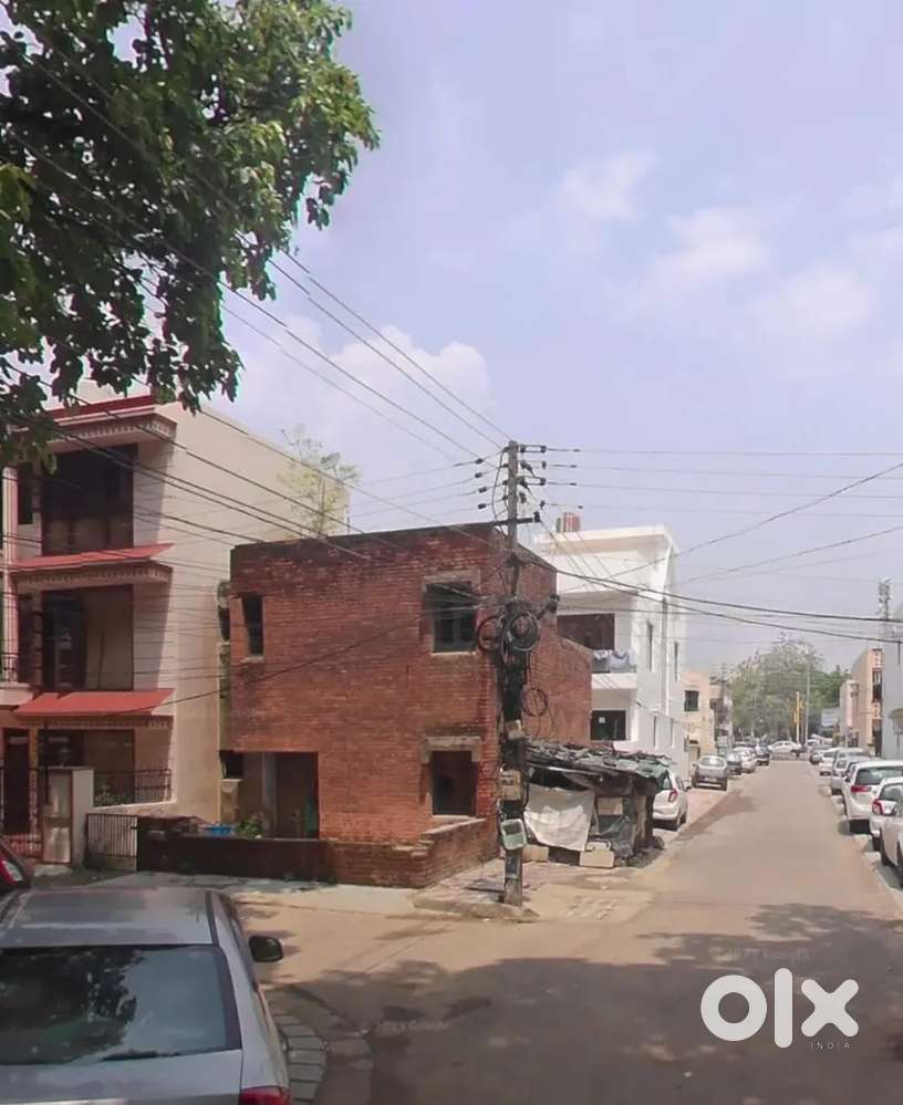 For sale corner & facing park mud house 6.5 marla 3b2 mohali