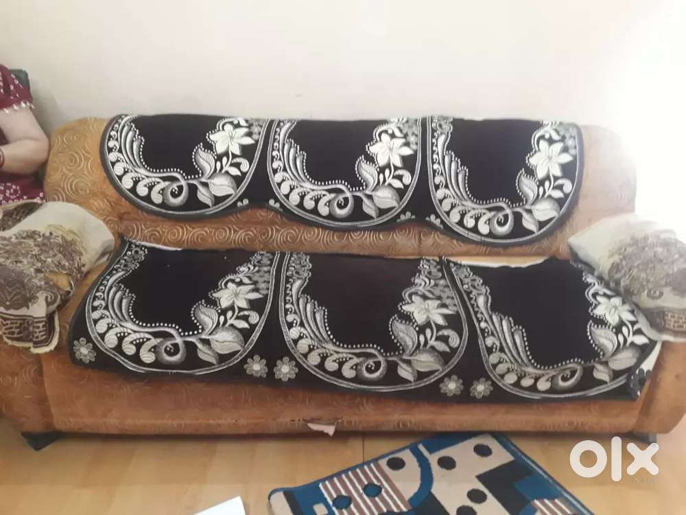 Cuision Sofa with Good Condition of 3+1+1 Set