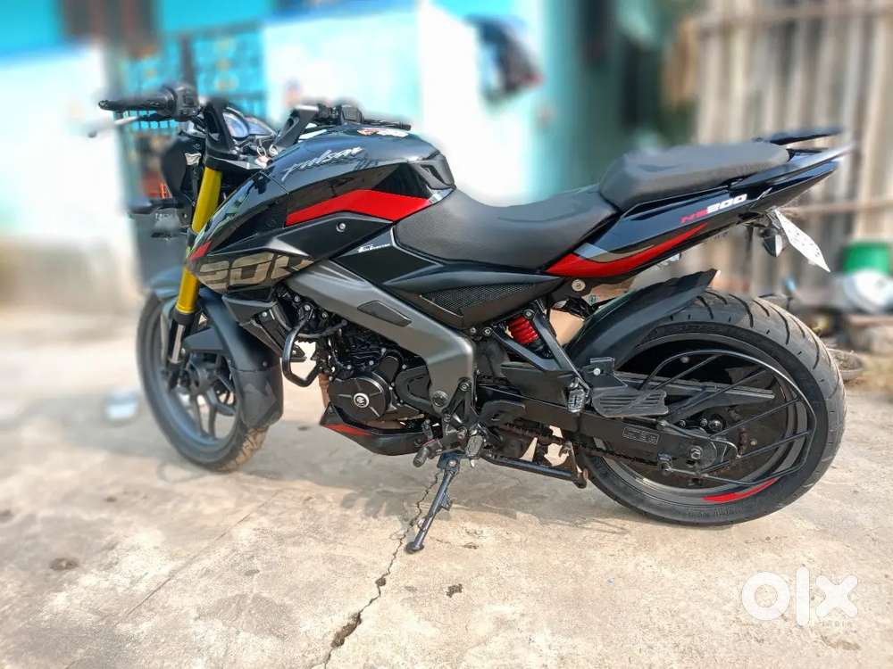 Ns 200 black colour single hand driver full condition