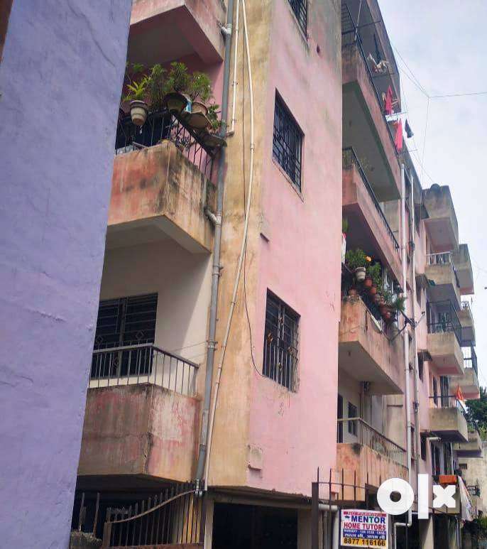 3 bhk flat available for sale in ratu road.