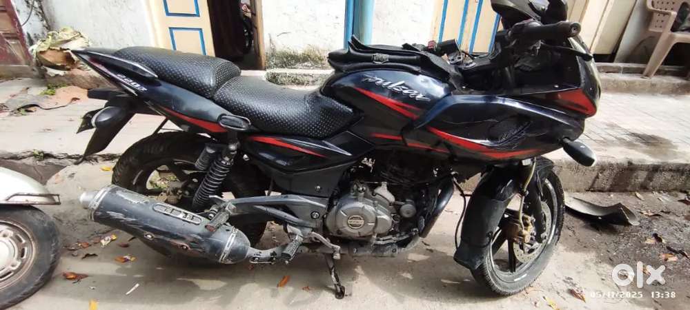 Pulsar 220 neat condition for sale.