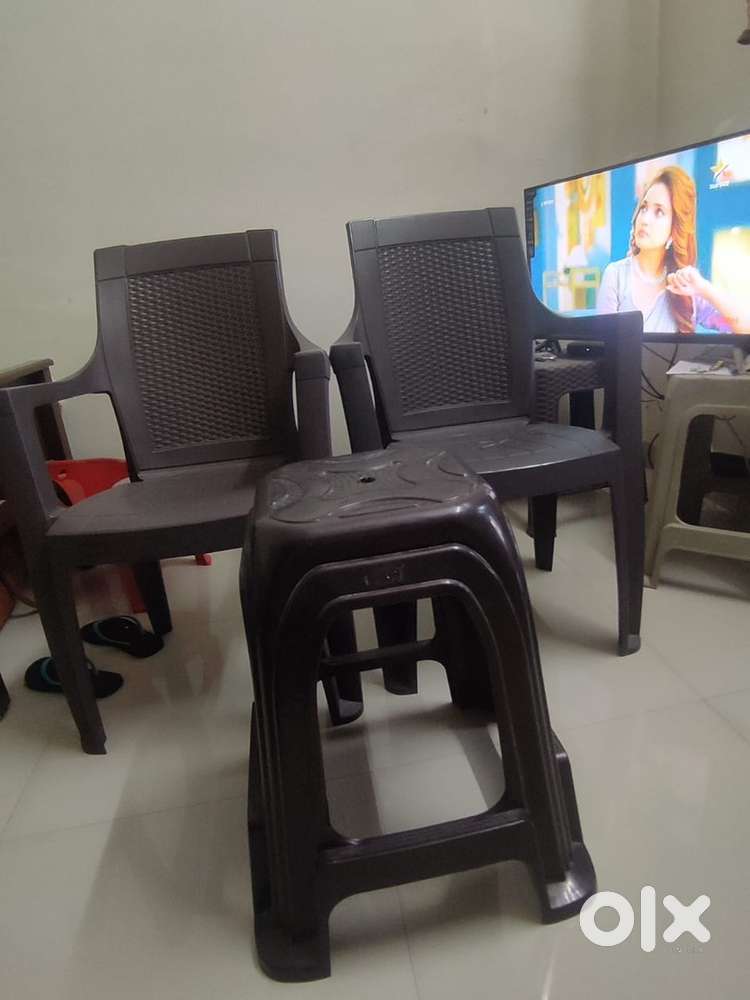 2 fiber chairs and 1 stool