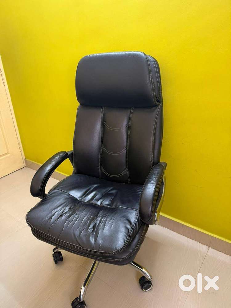 Premium High-Back Executive Office Chair in BLACK PU Leather.