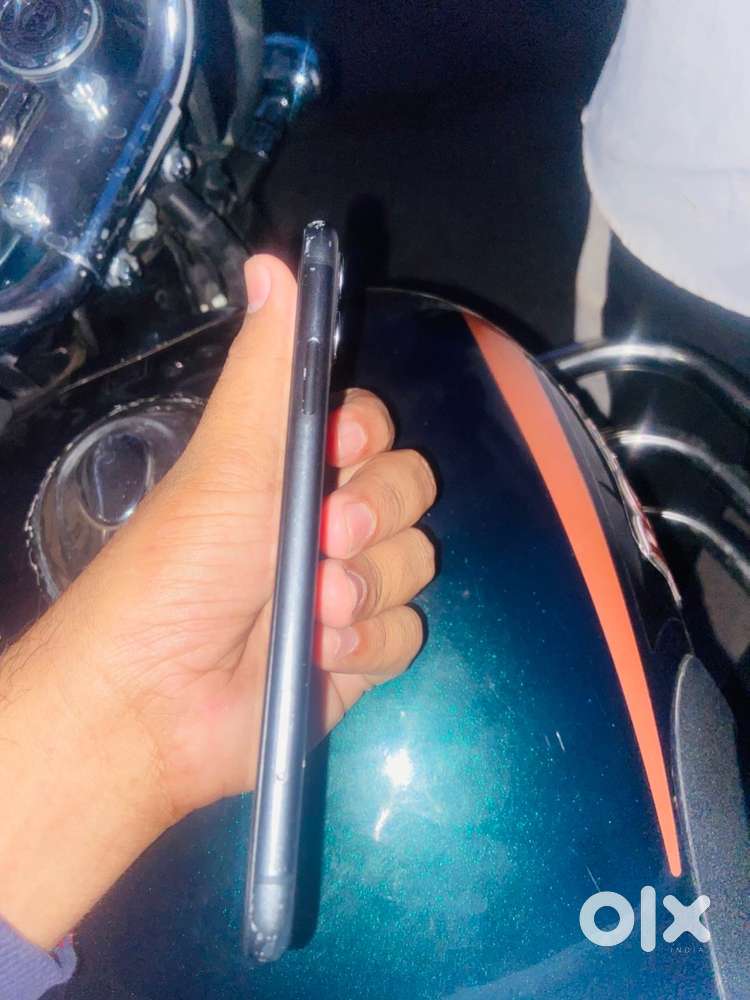 ipohoe 11 64 gb is good candition
