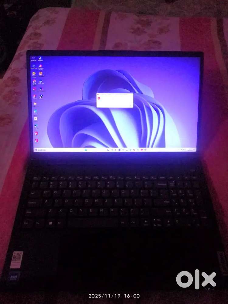 Lenovo V15 8GB RAM /256 GB
SSD/WSSows11 Home) 82Q)