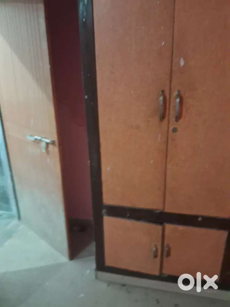 Ek room bada aur sapriate washroom +kitchen available hai