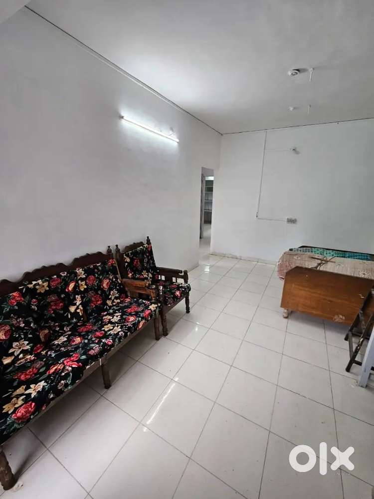 1st FLOOR ,SEMI FURNITURE 2BHK,NEAR BUS STOP,POST OFFICE ,RIKSHA STAND